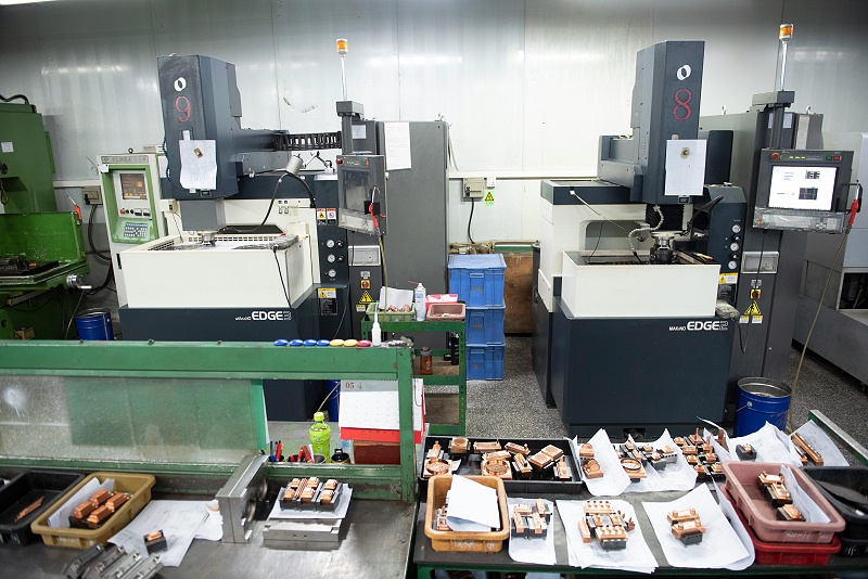 東莞市塑膠模具廠家機器設(shè)備